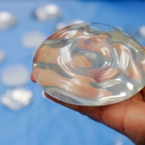 Увеличившие грудь порноактрисы пожаловались на проблемы со здоровьем