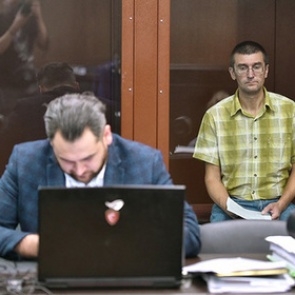 Участника митинга в Москве посадили на 3,5 года за брошенную в росгвардейца урну