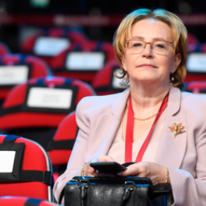 Скворцова поддержала переход на четырехдневку в России