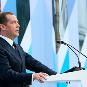 Медведев распорядился выделить деньги на «Фризиум» для тяжелобольных детей