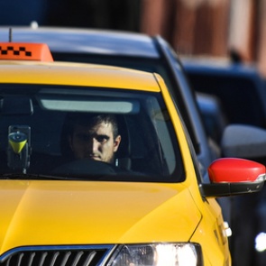 Российским таксистам захотели ужесточить условия приема на работу