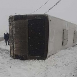 В Норильске во время первой метели перевернулся автобус с людьми. Есть пострадавшие