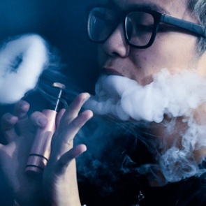 В США уничтожат ароматизированные вейпы из-за участившихся смертей