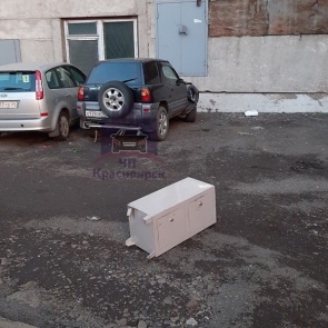 Выбросившей сейф из окна на машину оказалась 17-летняя красноярка