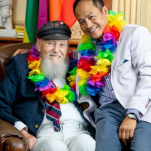 Герой Второй мировой сыграл свадьбу с мужчиной в 92 года