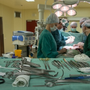 Кардиологи избавили пожилого геолога от тромбов в легких. Это была первая подобная операция в Красноярске