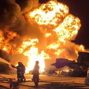 В Киеве загорелись девять заполненных бензовозов