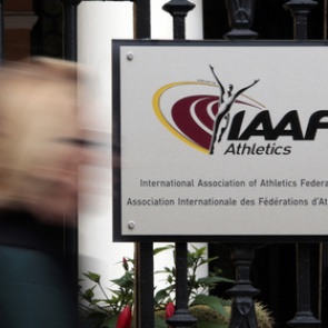Российским легкоатлетам вновь продлили отстранение