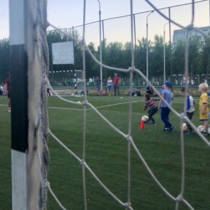 Школьник раскачался на футбольных воротах и получил серьезную травму головы