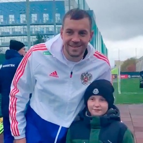 Затравленный за причёску школьник лично увиделся с футболистом Артёмом Дзюбой