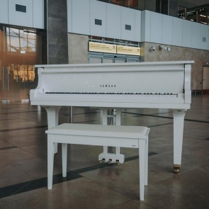 В Красноярском аэропорту появился белый рояль. На нём разрешат играть каждому