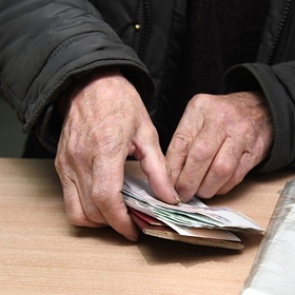 Жительница Зеленогорска взяла в кредит миллион и отдала его мошенникам: они обещали ей 11 млн за неудавшееся похудение