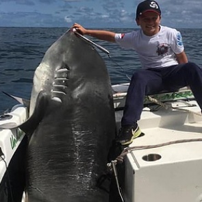 Восьмилетний рыбак поймал смертоносную акулу весом 314 килограммов