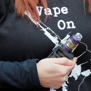 Число умерших от неизвестного заболевания вейперов перевалило за 30