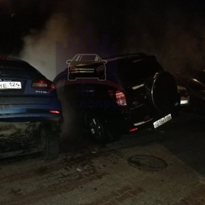 В Красноярске под землю провалились две иномарки