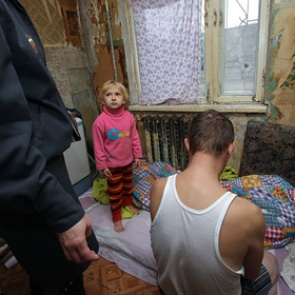 Названа доля российских семей с доходом только на еду и одежду