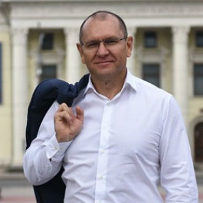 Украинскому депутату предложили нарядиться матрешкой