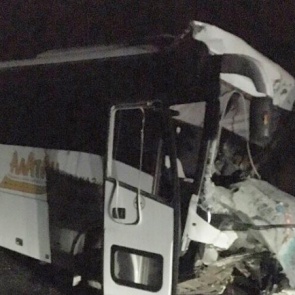 Под Ачинском рейсовый автобус «догнал» на трассе грузовик. Один человек погиб, есть пострадавшие