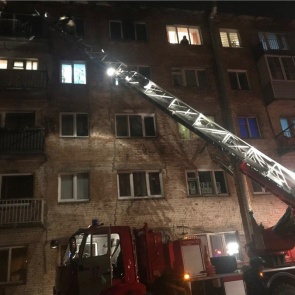 Из ночного пожара в красноярской пятиэтажке спасли 24 человек. Горели несколько квартир