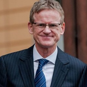 Мужчина был уволен после шести лет оплачиваемого отпуска и потребовал денег