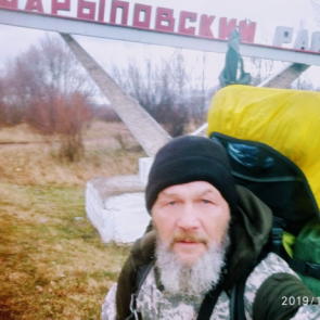 Путешествующий пешком из Москвы мужчина добрался до Шарыпово и попал в аварию