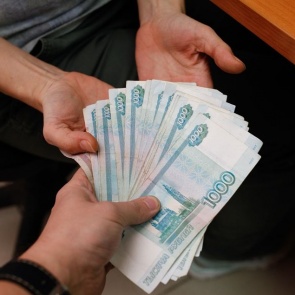 Женщина-пристав из Красноярского края за взятку сняла арест с двух машин приятеля