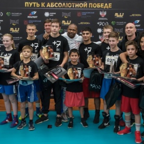 Названы имена 10 юных спортсменов, попавших в команду к легендарному боксёру Рою Джонсу-младшему