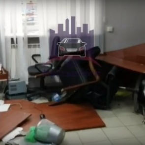 Группа мужчин в масках устроила погром в офисе строительной фирмы в Красноярске