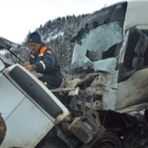 «Столкнулись лоб в лоб»: на юге Красноярского края произошла смертельная авария двух тяжелых грузовиков