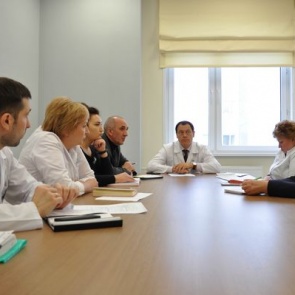 Врачи Красноярской краевой больницы начнут оперировать онкобольных