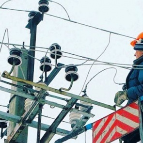 В Ачинске из-за шквалистого ветра произошли аварийные отключения электроэнергии по улице Дзержинского