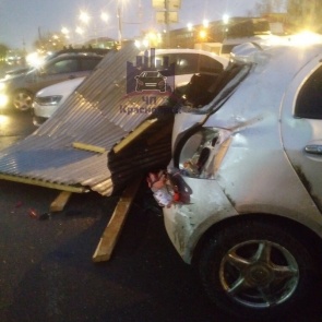 На правобережье Красноярска оторванная ветром крыша рухнула на автомобили