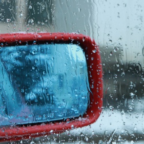 Назван топ-5 самых странных зимних лайфхаков для автомобилистов