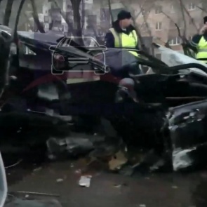 Пьяная компания на BMW влетела в столб