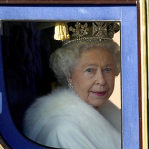 Елизавета II отказалась от натурального меха