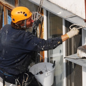 Минстрой планирует запустить новую программу капремонта для совсем ветхих домов. Платить будут жители