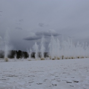 В Зеленогорске подросток на спор пытался перейти едва замерзшую реку