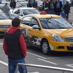 Появилась горячая линия для недовольных такси и каршерингом