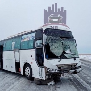 В Назаровском районе на трассе УАЗ врезался в маршрутный автобус. Пострадало три человека