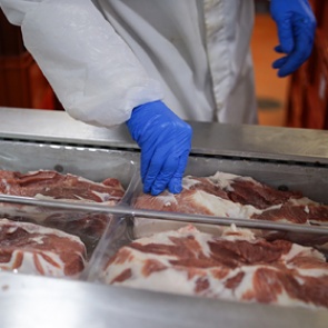 В России резко подешевела свинина