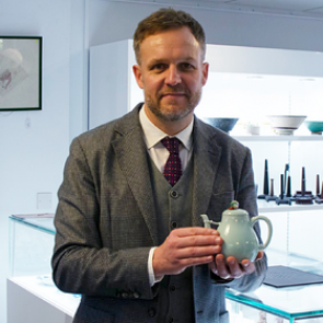 Годами стоявший на полке чайник со сколом принес мужчине состояние