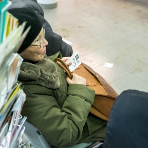 Пожилая женщина перевела мошенникам 225 тысяч в ожидании компенсации за БАДы