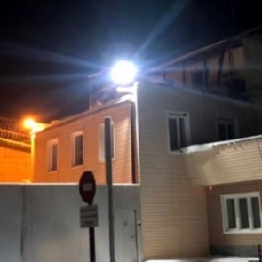 Десятки машин приехали ночью к колонии Арейского в память убитой девушки на «Солярисе»