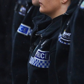 Двое полицейских сломали туалетную кабину во время секса