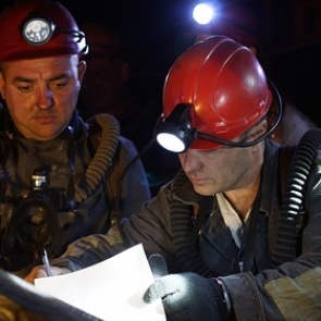 Пропавших при задымлении в шахте в Коми горняков нашли живыми