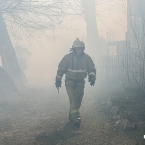 Четыре человека сгорели ночью в двухквартирном доме в Ужуре
