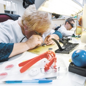 В России растет число работающих женщин с маленькими детьми. Получают они меньше мужчин