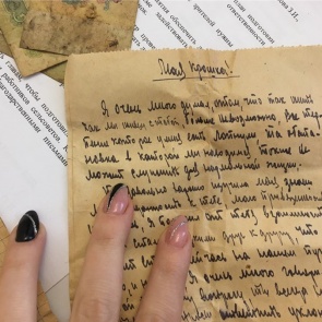 Жительница Ачинска ремонтировала квартиру и нашла там любовные письма начала XX века