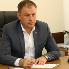 Мэр российского города объяснил покупку елки втрое дороже кремлевской