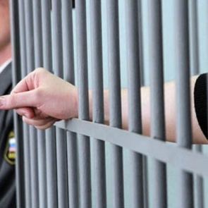 На севере Красноярского края пьяный мужчина насиловал дочь своей подруги. Суд отправил в колонию